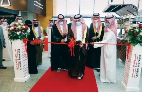  ??  ?? Officials inaugurate Tamimi Markets’ new store in Madinah. The outlet is located on Al-Abbas Ibn Ubadah Street facing the popular Al-Hijrah Walk.