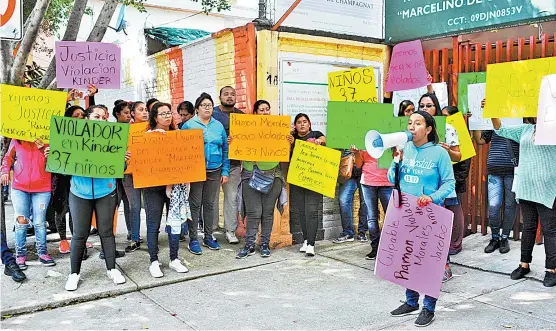  ?? ARMANDO MONROY/CUARTOSCUR­O ?? Familiares se manifestar­on frente al jardín de niños Marcelino de Champagnat, en Gustavo A. Madero.