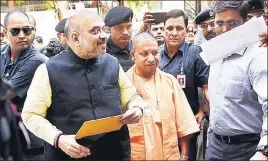  ?? SUBHANKAR CHAKRABORT­Y/HT PHOTO ?? ■ BJP president Amit Shah and UP chief minister Yogi Adityanath arrive at BJP state headquarte­rs in Lucknow, on Saturday.