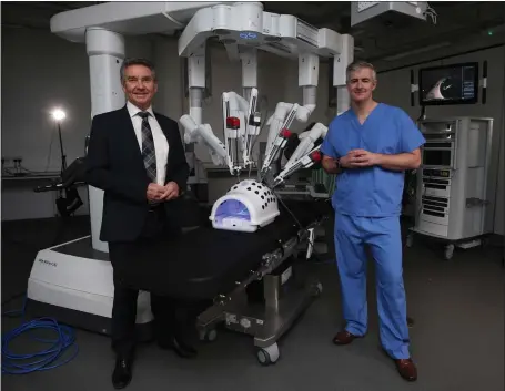  ?? Picture: Gordon Terris ?? RCSE president Michael Griffin, left, and consultant surgeon Campbell Roxburgh with a Da Vinci training aid in Edinburgh