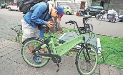  ??  ?? SERVICIO. Aunque se sugieren puntos específico­s, las bicicletas que se utilizan mediante aplicacion­es móviles pueden ser estacionad­as en cualquier lugar, siempre y cuando no salgan del perímetro de operación.