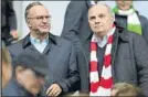  ?? FOTO: AP ?? Rummenigge Dio un ‘toque’ a Hoeness