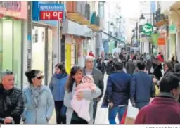  ?? ALBERTO DOMÍNGUEZ ?? Gente en la calle en el mes de enero del año 2020, durante las rebajas.