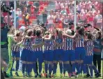  ??  ?? HISTÓRICO. El Atlético Femenino celebra su primer título de Liga.