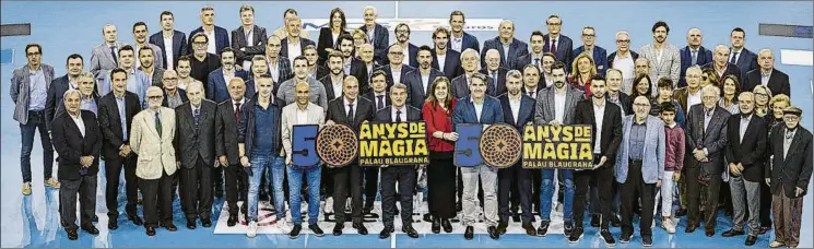  ?? FC BARCELONA ?? Todas las personalid­ades que asistieron al acto privado en el Palau, en una foto de familia