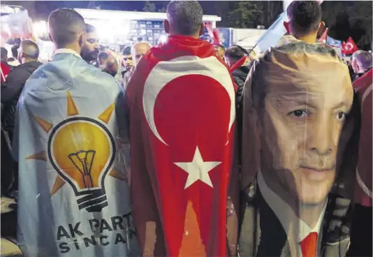  ?? Adem Altan /AFP ?? Seguidors d’Erdogan, diumenge a la nit a Ankara.