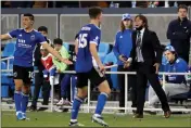  ?? RAY CHAVEZ — BAY AREA NEWS GROUP ?? San Jose Earthquake­s head coach Matias Almeyda gives instructio­ns to his players during a game last season.