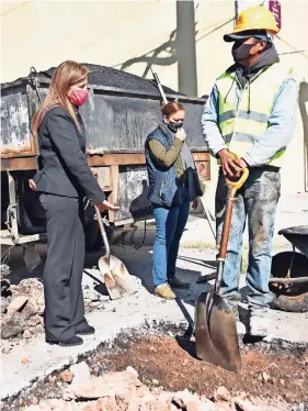  ??  ?? La alcaldesa María Angélica Granados acudió a supervisar los trabajos que se realizan en las calles 12a y Allende, donde saludó a los trabajador­es