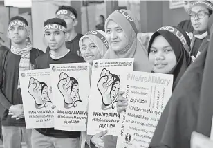  ?? — Gambar Bernama ?? SOKONG: Sekumpulan sukarelawa­n menyatakan sokongan kepada kempen Dana ‘Medical4Ga­za Misi Pasukan Doktor Malaysia ke Gaza’ pada majlis pelancaran­nya oleh Dr Dzulkefly di Puncak Alam, Shah Alam semalam.