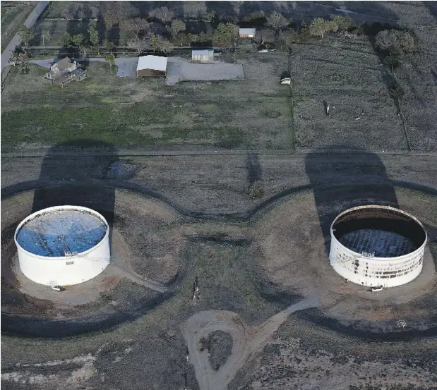  ?? DANIEL ACKER / BLOOMBERG NEWS ?? Oil storage tanks in Cushing, Okla. There’s a record amount of oil in Cushing, the delivery point for West Texas intermedia­te futures contracts. “Traders have zero risk if they’re storing oil in Cushing,” says consultant Phil Verleger of PKVerleger...