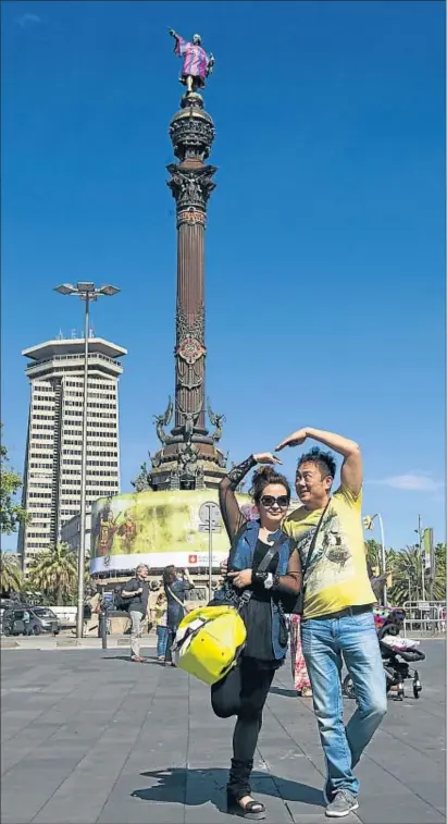  ?? ANA JIMÉNEZ ?? Cristóbal Culé. Una pareja de turistas se fotografía junto a la estatua del Colón del Barça