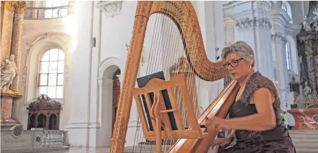  ?? FOTO: MARGRET WELSCH ?? Harfenisti­n Eva Maria Bredl hatte extra langsame Stücke ausgewählt, um dem Klang in der Basilika gerecht zu werden.
