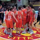  ??  ?? Al PalaRomare L’esultanza delle donne del Famila Schio dopo la vittoria per 89-69 contro Meccanica Nova Vigarano