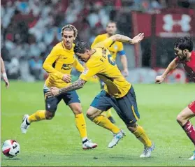  ?? FOTO: EFE ?? Griezmann y Torres El Atlético estrenó su segunda equipación, de color amarillo