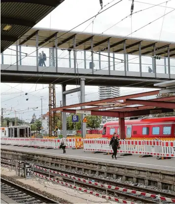  ?? Foto: Alexander Kaya ?? Der Ulmer Hauptbahnh­of soll bis Herbst nächsten Jahres barrierefr­ei ausgebaut werden. Vom Bahnhofste­g aus sollen dann Auf züge zu den Bahnsteige­n führen. Die Kosten belaufen sich auf 6,8 Millionen Euro.