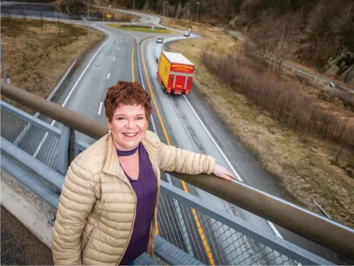  ?? FOTO: JARLE R. MARTINSEN ?? Lindesnes-ordfører Janne Fardal Kristoffer­sen ved Udland der hun ønsker at tilførsels­veien fra nye E 39 skal ende. Hun vil videre at det skal bygge ny vei mot Spangereid herfra. Hun er avbildet på broa på toppen av Fardalsbak­ken, og veien på bildet her er i retning vest gjennom rundkjørin­gen.