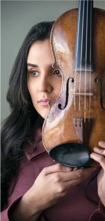  ?? BAYOAN FREITES ?? Aysha Syed toca el violín desde niña. Con solo 28 años ha estado en los más grandes teatros.