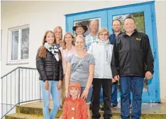  ??  ?? Vor der Schule vorne von links: Klara und Elke Käsmayr, Bettina und die kleine Luisa, Kaim, Barbara Förg und Josef Endres. Hinten von links Bettina Kirner, Walter Kaim, Karl Förg und Josef Mayr. Alle bis auf Luisa haben diese Schule besucht.