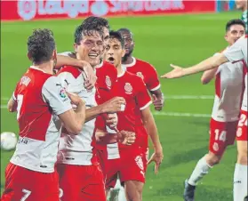  ?? FOTO: PUNTÍ ?? Los jugadores del Girona, celebrando el gol de Bernardo. Toca ganar ya fuera