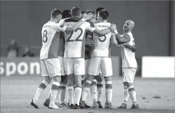  ?? PHOTOS PROVIDED TO CHINA DAILY ?? Slavia’s Czech midfielder Jaromir Zmrhal (right) wins the header ahead of Maccabi’s Israeli defender Ofir Davidzada during the Europa League Group A football match between Maccabi Tel Aviv and Slavia Prague on Nov 23 at the Netanya Municipal Stadium in...