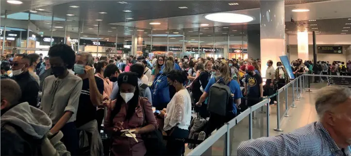  ?? ?? tem como objetivo evitar longas filas nos aeroportos na hora do desembarqu­e, como foi o caso de ontem, em Lisboa. Os passageiro­s esperaram entre quatro e cinco horas à chegada a Portugal