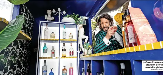  ?? Tom Wren/SWNS ?? > Cheers! Laurence Llewelyn-Bowen toasts his gin bar