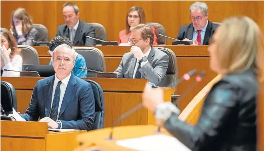  ?? FRANCISCO JIMÉNEZ ?? Jorge Azcón escucha a Mayte Pérez en el debate que mantuviero­n ayer en las Cortes de Aragón sobre el trasvase.