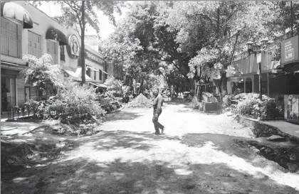  ??  ?? La calle Londres, como casi todas en la Zona Rosa, delegación Cuauhtémoc, aún muestran los efectos de los trabajos de remodelaci­ón. Aquí, un paseante cruza la vía entre zanjas y montañas de tierra ■ Foto Yazmín Ortega Cortés