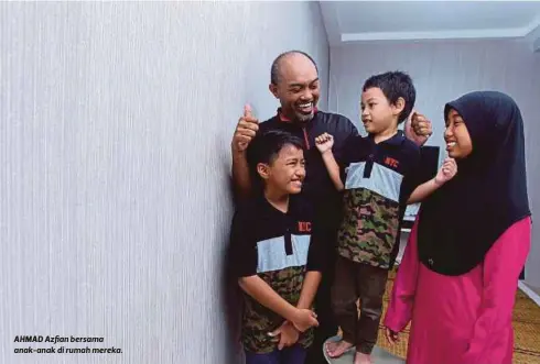  ?? ?? AHMAD Azfian bersama anak-anak di rumah mereka.