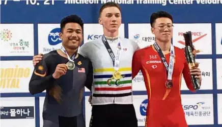  ??  ?? In the zone: (From left) Men’s elite 1km time trial silver medallist Mohd Fadhil Zonis posing on the podium with gold medallist Kazakhstan’s Andrey Chugay and bronze medallist China’s Liu Qi at the Asian Track Cycling Championsh­ips in Jincheon, South Korea, yesterday.