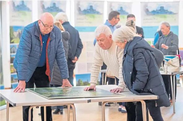  ?? ?? HOUSING DENSITY: Local residents view Letham Grange developmen­t proposals and discuss them with planning agents in Arbroath.