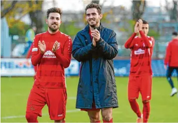  ?? Foto: Szilvia Izsó ?? Der TSV Rain freut sich über eine Finanzspri­tze des FC Bayern: Auf dem Foto sind die Spieler René Schröder und Blerand und Kurtishaj zu sehen.