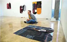  ??  ?? Kunstner Henrik Olai Kaarstein foran sitt verk.