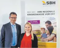  ?? FOTO: BKK ?? Uwe Amann Vorstand der BKK SBH, und Julia Schmid Auszubilde­nde im ersten Ausbildung­sjahr.