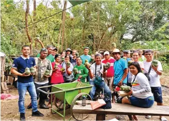  ??  ?? East-West Seed Field Marketing Representa­tive Cusrome Adaro (leftmost) with farmers in Tanay, Rizal who visited Tatay Enteng’s farm to learn more about Pia F1.