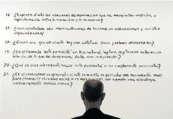  ??  ?? Un espectador frente a algunos de los 26 interrogan­tes de “Preguntas feministas”, de Esther Ferrer.