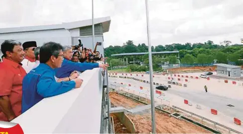  ??  ?? AHMAD Zahid (tengah) meninjau kerja-kerja pembinaan ketika mengadakan lawatan kerja ke ICQS Bukit Kayu Hitam, semalam.