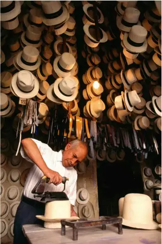  ??  ?? Un artesano trabaja en un sombrero de paja toquilla en la ciudad de Cuenca, Ecuador.