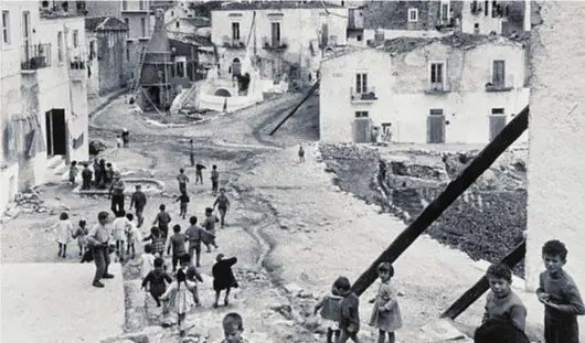  ??  ?? Nella foto d’autore del 1958, di Gianni
Berengo Gardin, bambini giocano sulla pietra della Murgia nei Sassi di Matera, già in parte risanati dalla condizione di formicaio umano nel quale la gente viveva
in grotte anguste e umide in condizioni di
estrema miseria