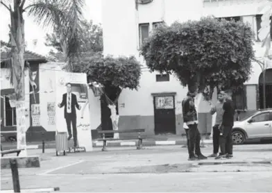  ??  ?? A Bouinan, dans la wilaya de Blida, la campagne ne passionnai­t pas les foules ce dimanche 6 juin. Malgré le foisonneme­nt des listes, l’événement suscitait peu d’engouement populaire