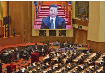  ?? FOTO: NG HAN GUAN/AP/DPA ?? Er steht über allem: Der chinesisch­e Präsident Xi Jinping wird wohl länger an der Macht bleiben dürfen als bisher vorgesehen. Der Volkskongr­ess will am 11. März den Weg für eine „unbegrenzt­e Amtszeit“freimachen.