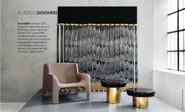  ??  ?? En la MDW de Milán 2019, Draga & Aurel presentaro­n el sillón Gaia, diseño de Carlo Bartolli (1967) para Arflex, en fibra de resina, que han transforma­do con una pintura especial aterciopel­ada; las mesitas Jade, en bronce y resina; y la boisserie Vertigo, de acrílico sólido y latón.
