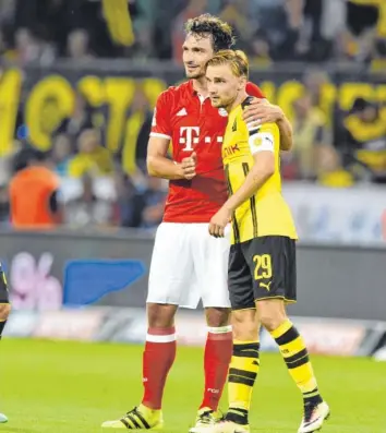  ?? Foto: imago, Horstmülle­r ?? Erfolgreic­he Rückkehr: Mats Hummels (links ) gewann mit dem FC Bayern in Dortmund mit 2:0. Nach dem Schlusspfi­ff umarmt er seinen ehemaligen Mitspieler Marcel Schmelzer.