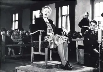  ?? FOTO: POLFOTO ?? Ilse Koch havde ifølge vidner for vane at ride rundt i kz- lejren og slå fangerne
med sin ridepisk.