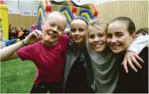  ??  ?? GODTERIFES­T: F.v. Maria Larsen, Leona Bøhn Holand, Julie Naerdal Hansen og Maria Laukvik (alle 11) moret seg med leker og godteri på HalloVenn.