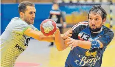  ?? SZ-FOTO: MAS ?? Nach nur einem Punkt aus drei Spielen und der unglücklic­hen Niederlage zuletzt in Lehr sind die Bezirkslig­a-Handballer der TSG Ehingen (Matthias Kneer, r.) gegen Ulm &amp; Wiblingen auf einen Erfolg aus.