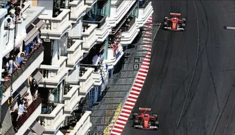  ??  ?? Einzigarti­ge Kulisse: In den engen Häuserschl­uchten von Monte Carlo führen die Ferraripil­oten Kimi Raikkonen (unten) und Sebastian Vettel nach dem Beginn des Rennens das Feld an. Foto: Mark Thompson, Getty