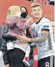  ?? FOTO: DPA ?? Jubilar Toni Kroos mit Familie.