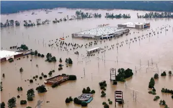  ?? FOTO: AP ?? In Humble, Texas, steht ein Gewerbegeb­iet komplett unter Wasser. In Teilen des Bundesstaa­ts brachte „Harvey“so große Niederschl­agsmengen wie kein Tropenstur­m zuvor.