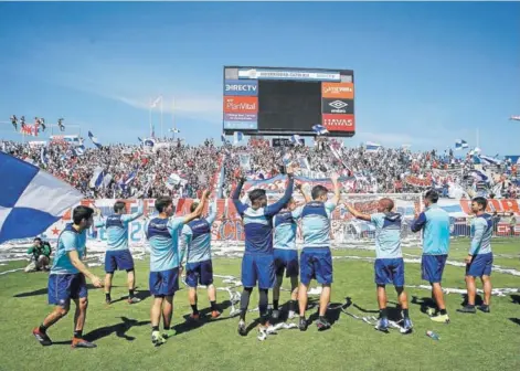  ??  ?? ► El plantel de la Católica se hace parte del banderazo de los hinchas cruzados, ayer en San Carlos.